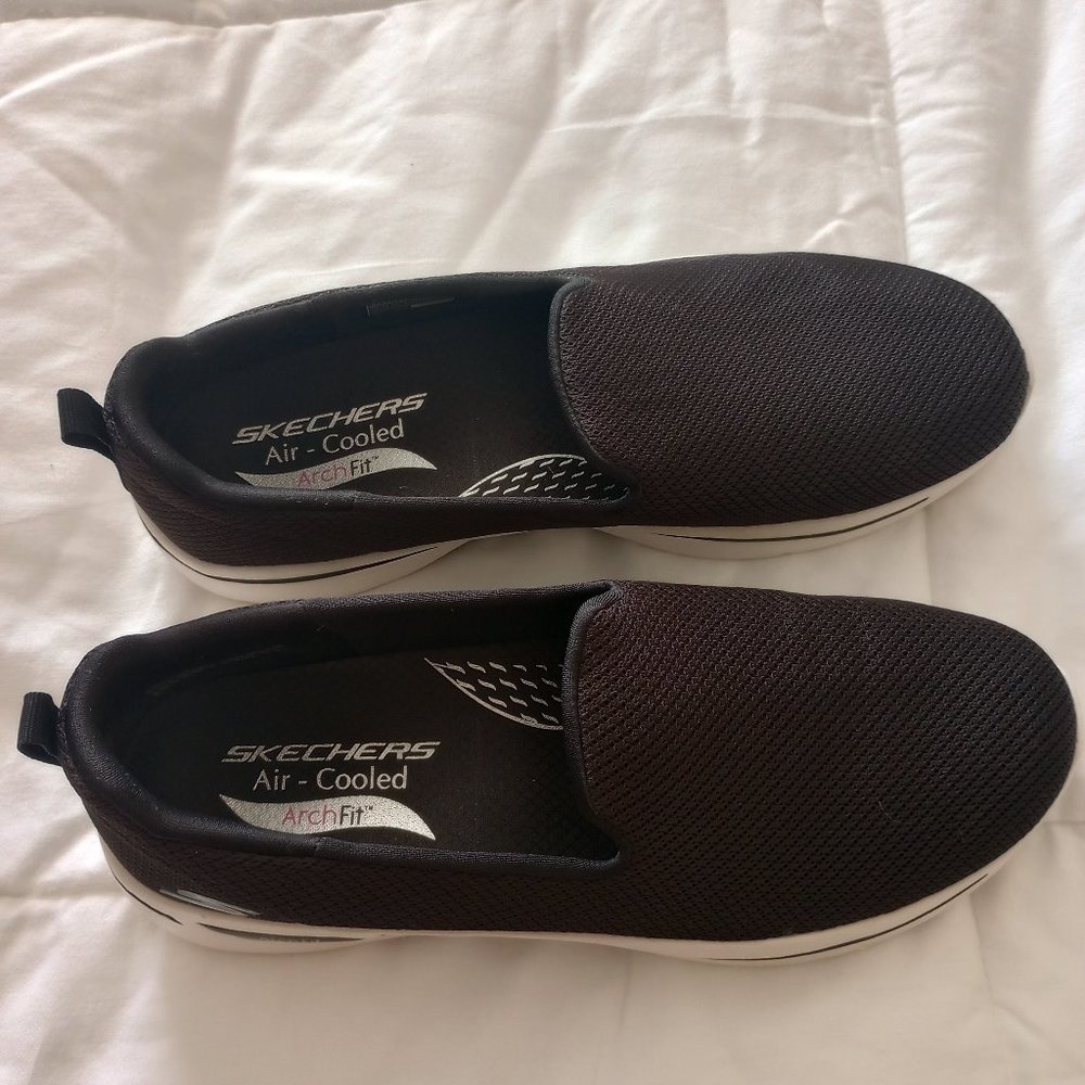 Women's Black Sketchers Air cooled Arch fit shoes